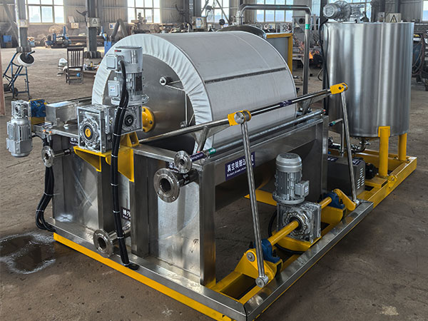 Vantagens do filtro de vácuo rotativo no tratamento de lama para a indústria de proteção ambiental