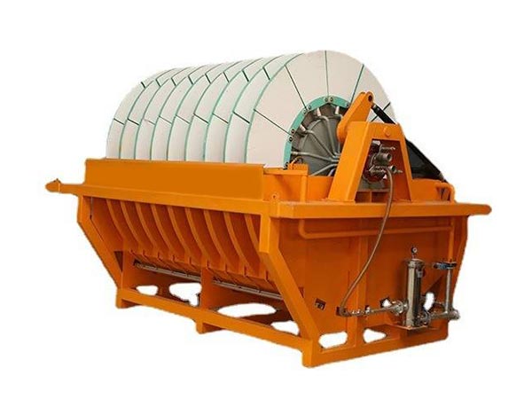 Análise da relação entre eficiência de filtragem e taxa de filtragem em filtros cerâmicos a vácuo